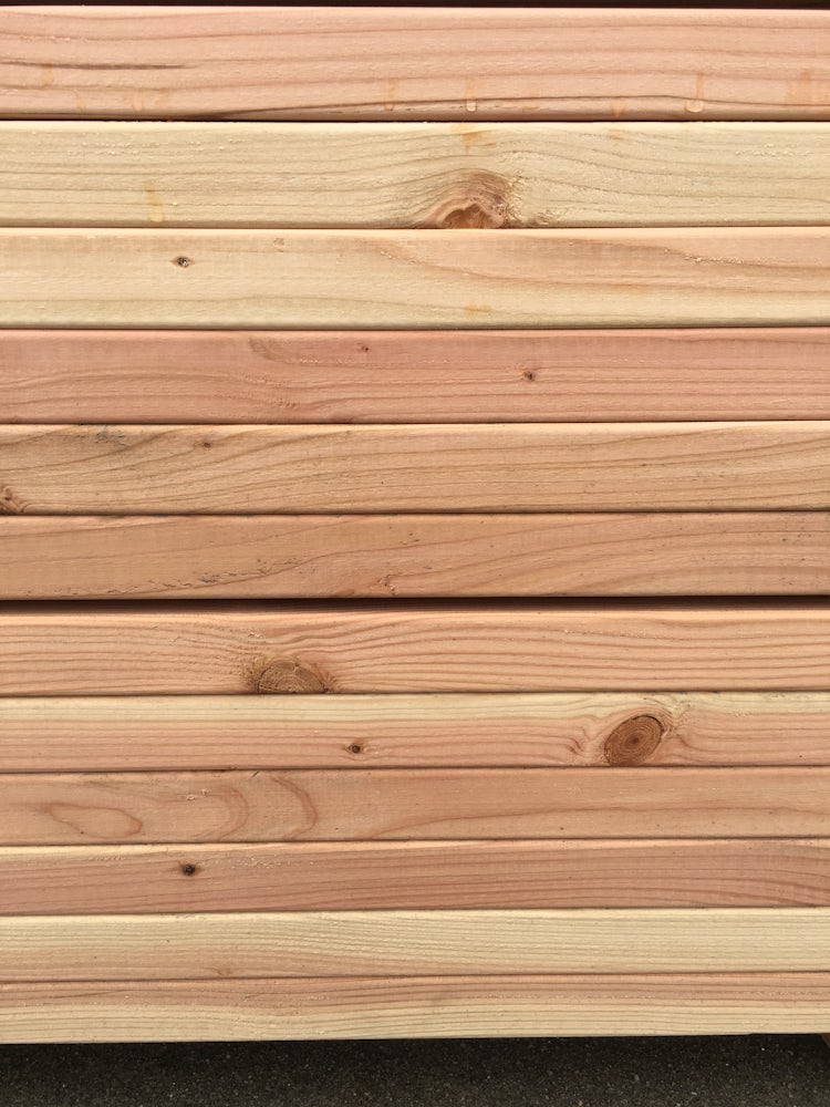 Verschillende tinten van spint en kernhout bij Douglas palen