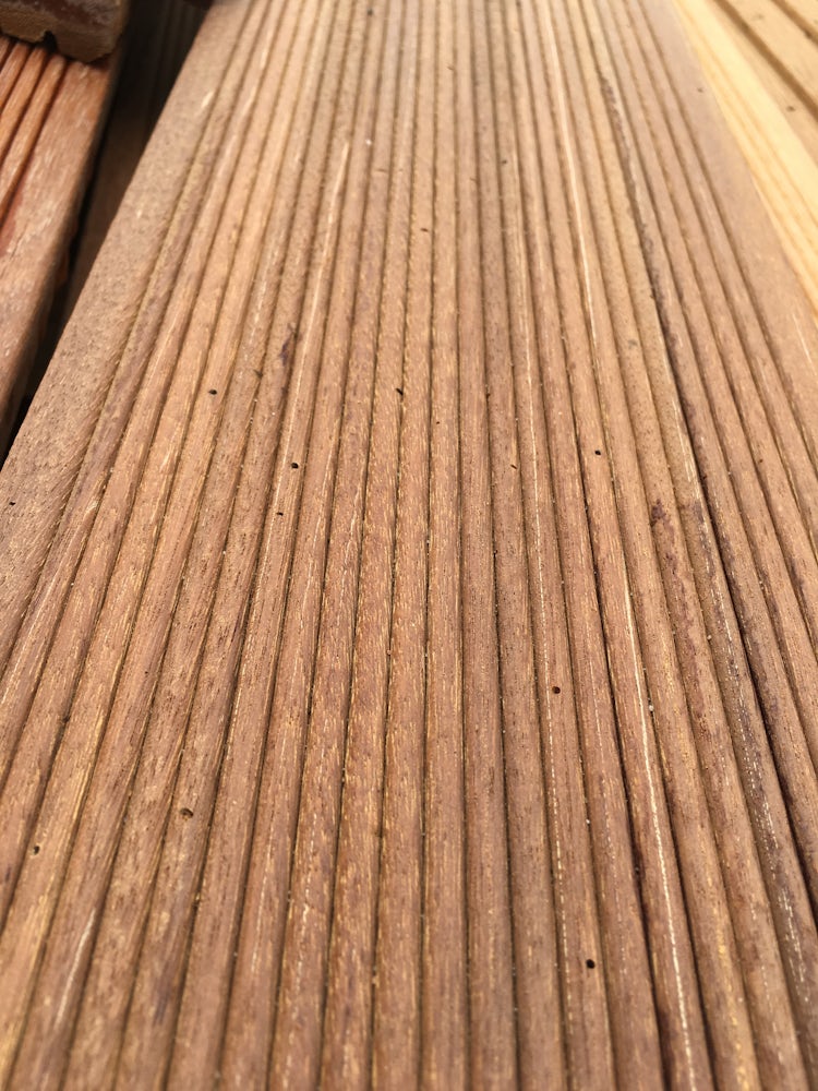 Pinholes in een vlonderplank