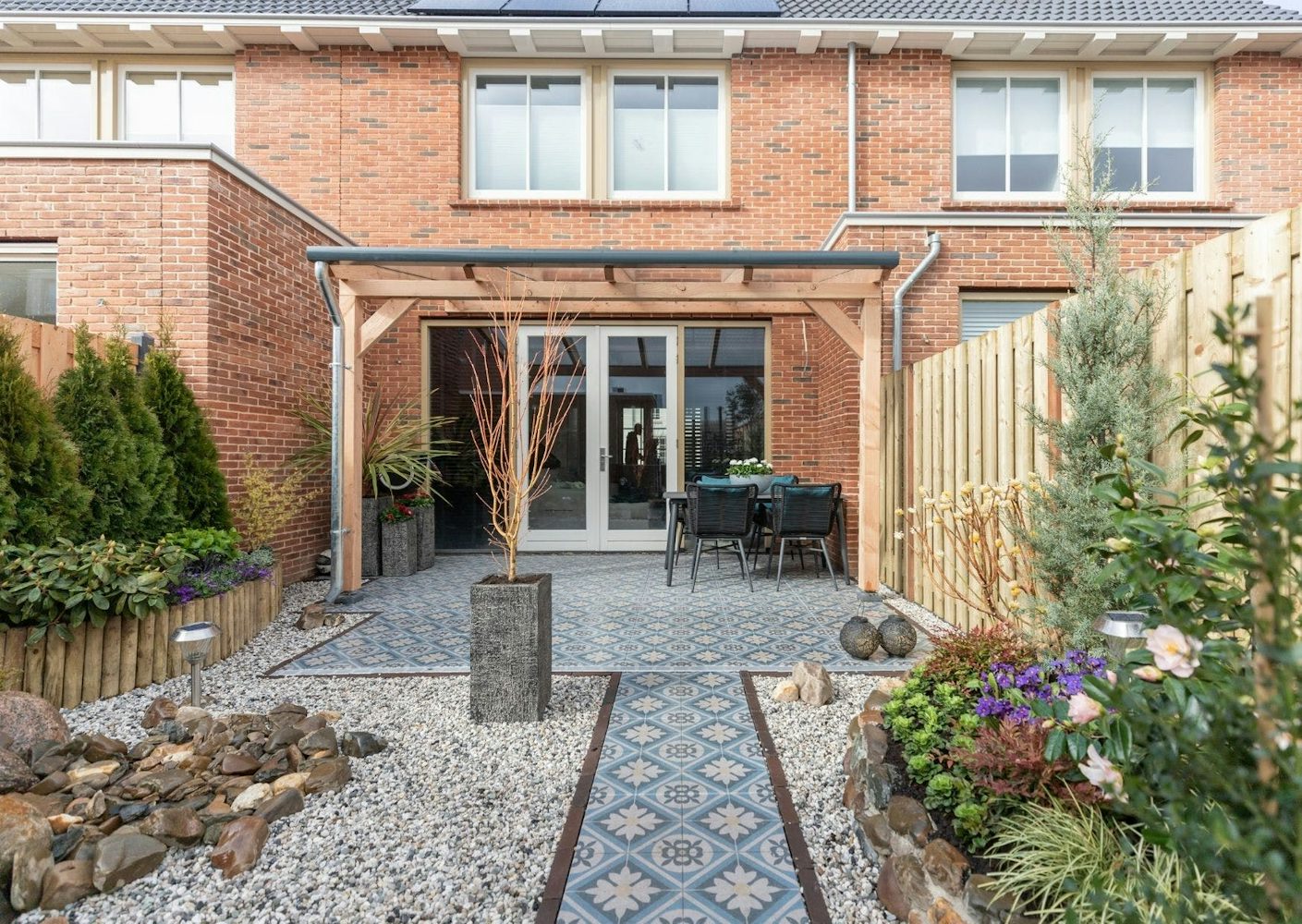 overkapping aan huis zonnige tuin inspiratie