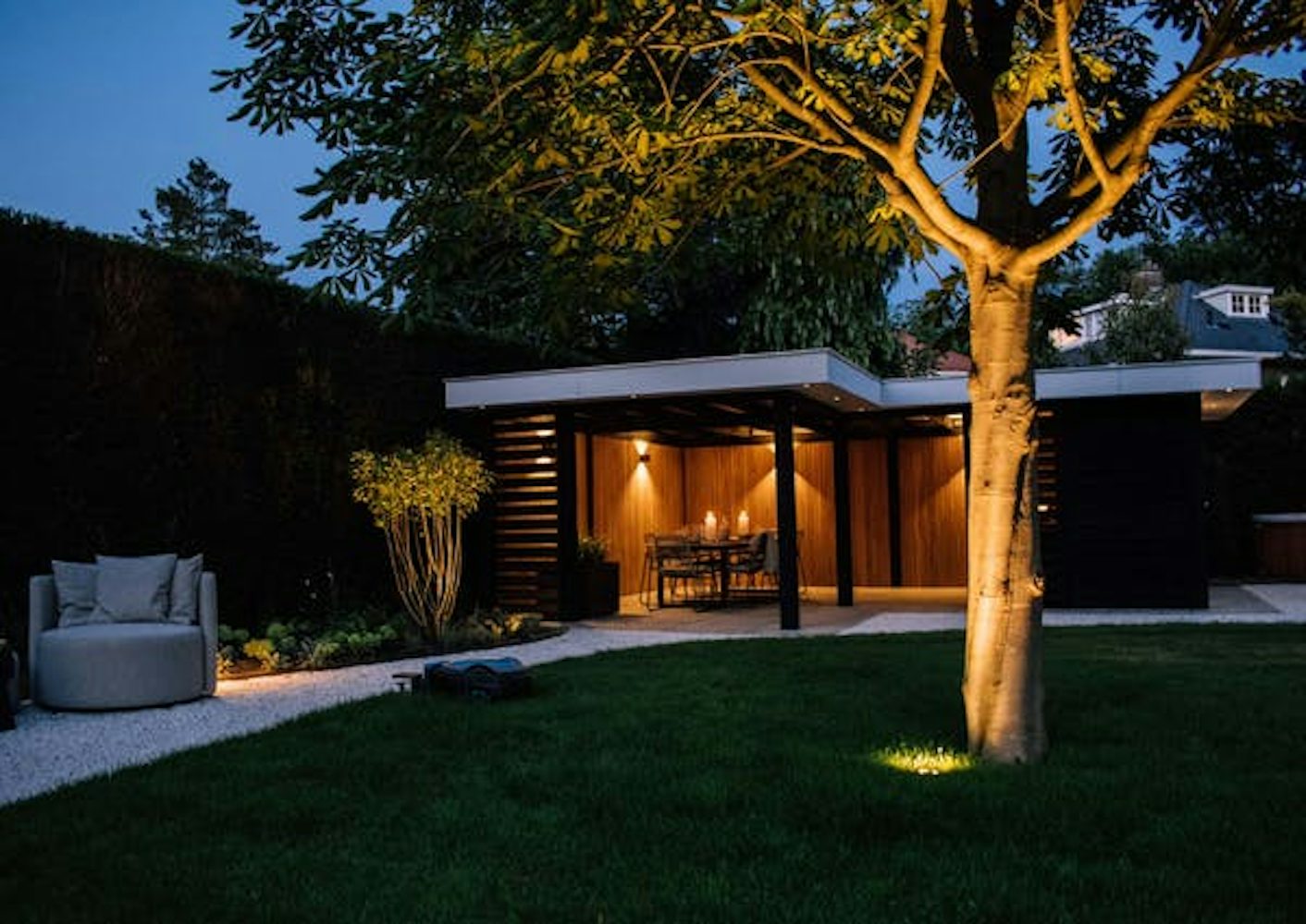 Tuin inspiratie verlichting zwarte overkapping