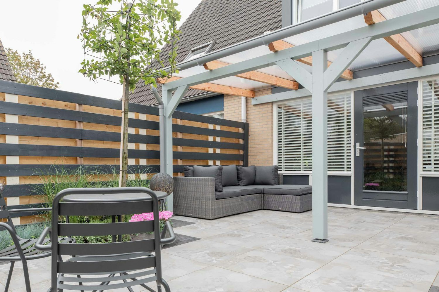 grijze houten palen overkapping