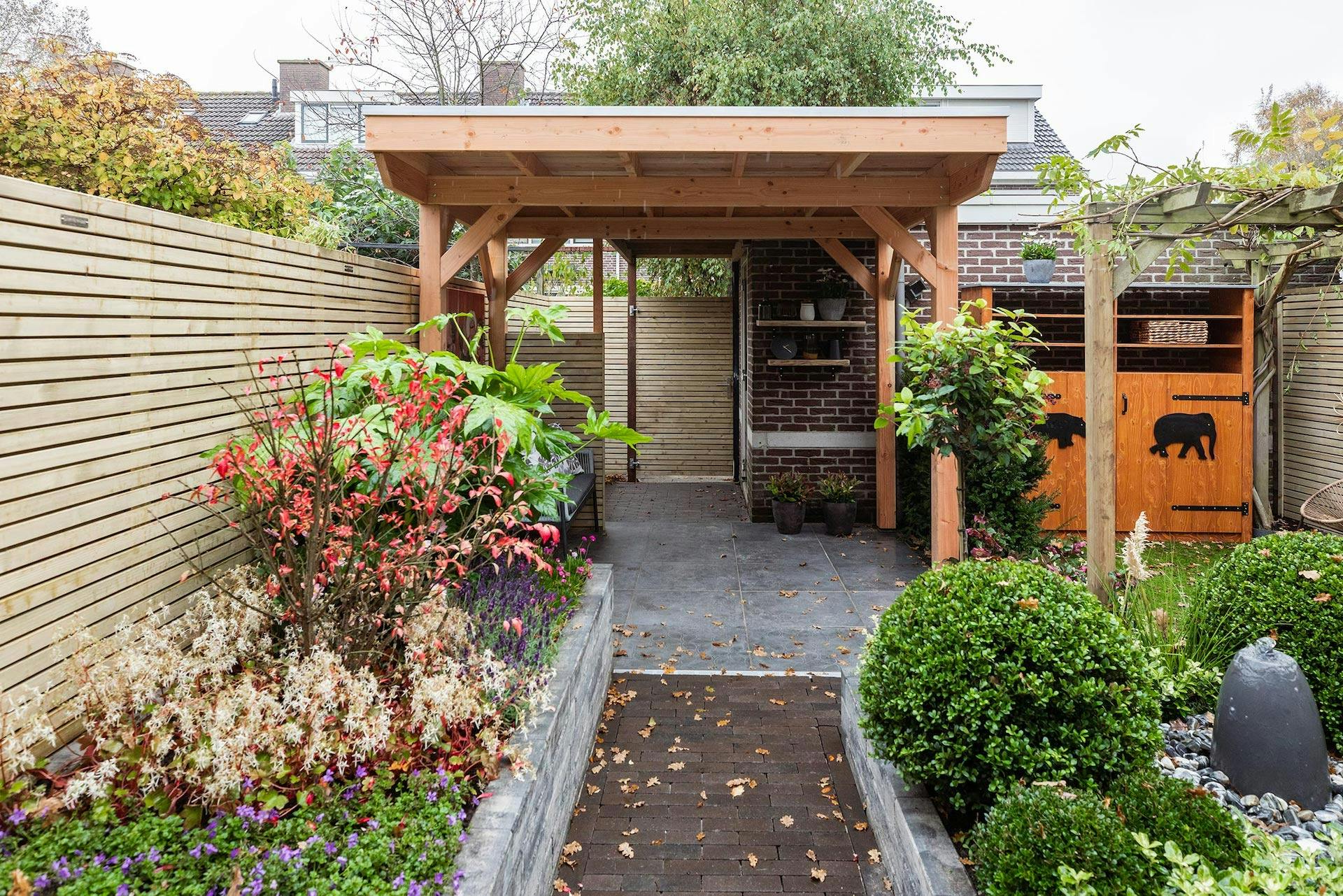 groene tuin met overkapping