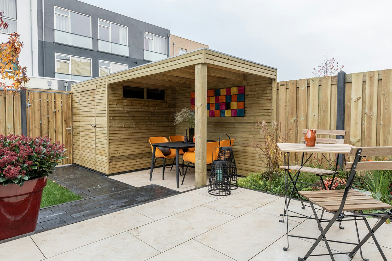 de grote tuinverbouwing blokhut in de tuin