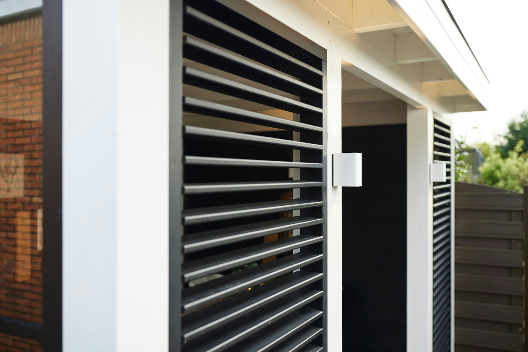 Buitenverblijf aan huis Premium shutters zwart wit