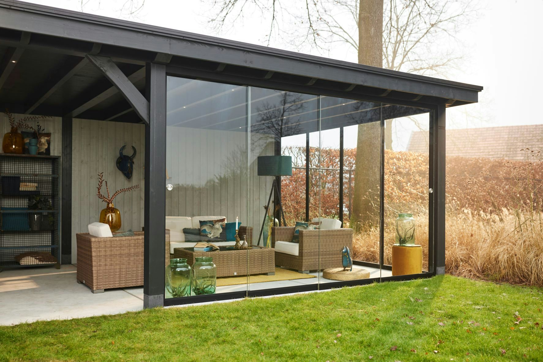 Buitenverblijf Excellent glazenwand tuinmeubelen