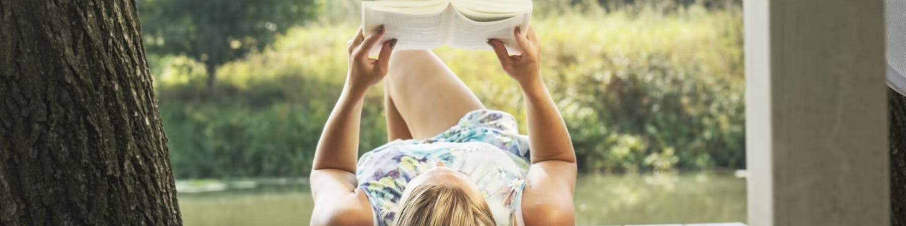 productadvies Vrouw met boek op stijger in de zomer