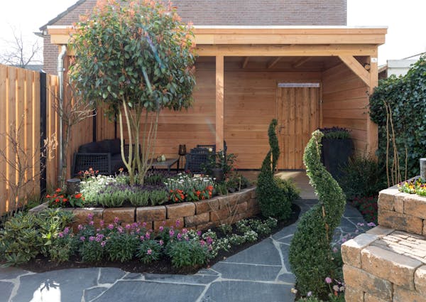 Tuin overkapping NuBuiten Westwood buitenverblijf fijnbezaagd groen bloemen