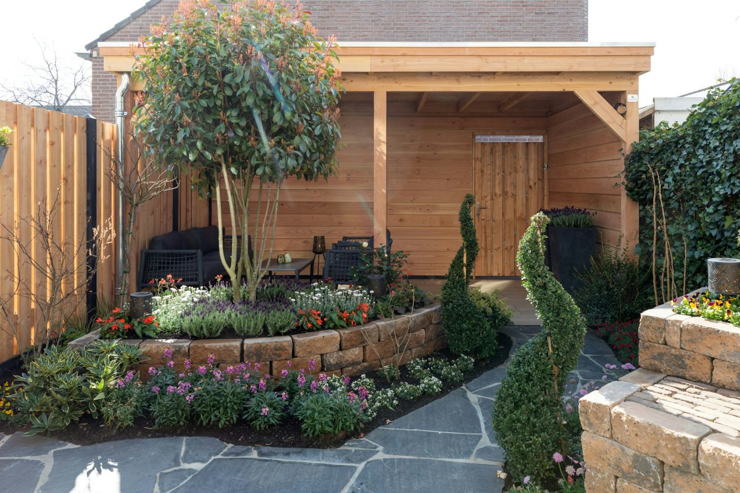 overkapping duurzaam hout in de tuin