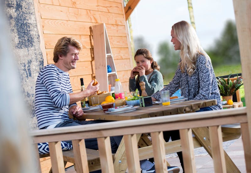 Blz_29-Sfeer_buitenlunch_01 verkleind familie gezellig ontbijt lachen overkapping hout