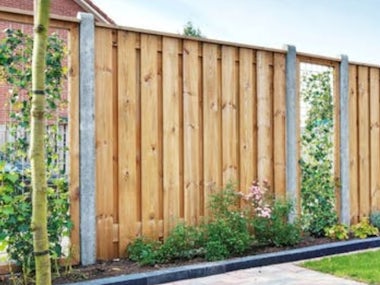 schuttingsfeer Hout betonschutting groen planten gras tuin