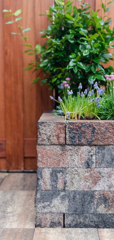NuBuiten inspiratie tuin overkapping stenen plantenbakken